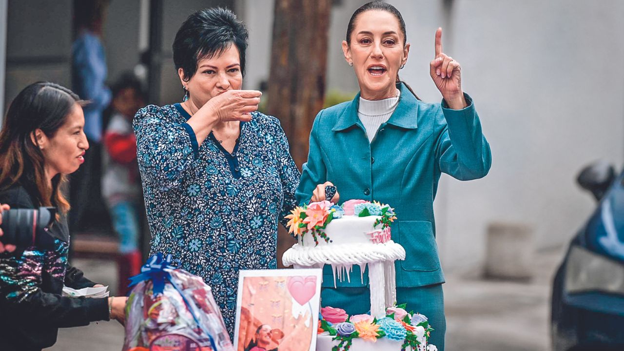 Festejo. Con marimba, mañanitas, pastel y flores, Sheinbaum Pardo celebró su cumpleaños donde dijo que lo mejor de estar cumpliendo 62 años era el  privilegio de ser la primera Presidenta de México.