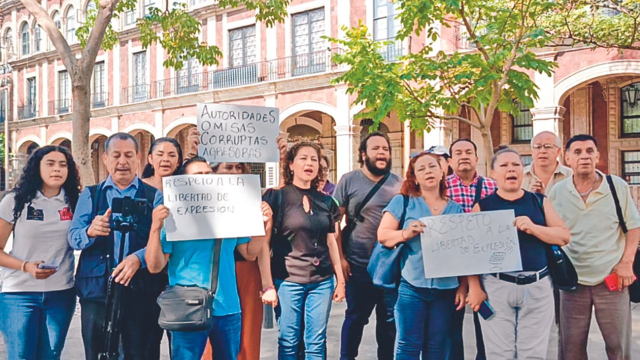 UNIÓN. Periodistas protestaron de espaldas al memorial de víctimas en palacio de Gobierno, en Cuernavaca, Morelos.