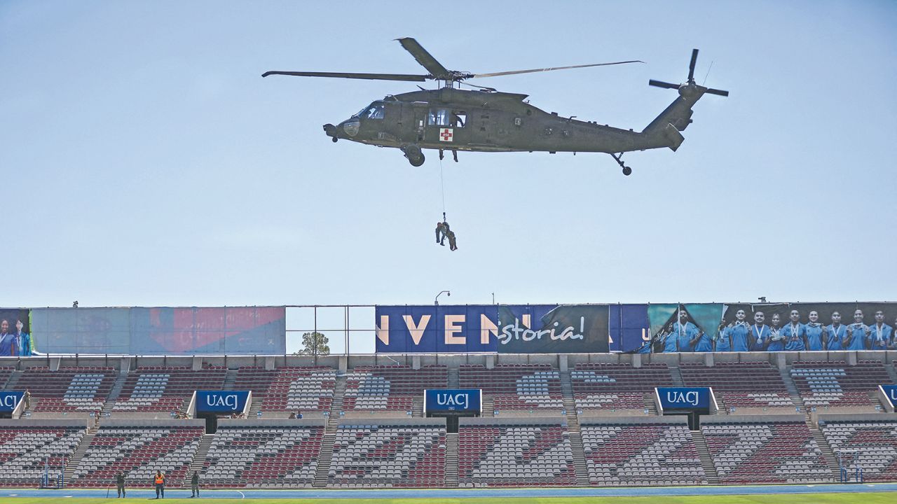 Militares de México y Estados Unidos ejecutaron este martes un ejercicio de rescate en caso de sismo en un estadio de Ciudad Juárez