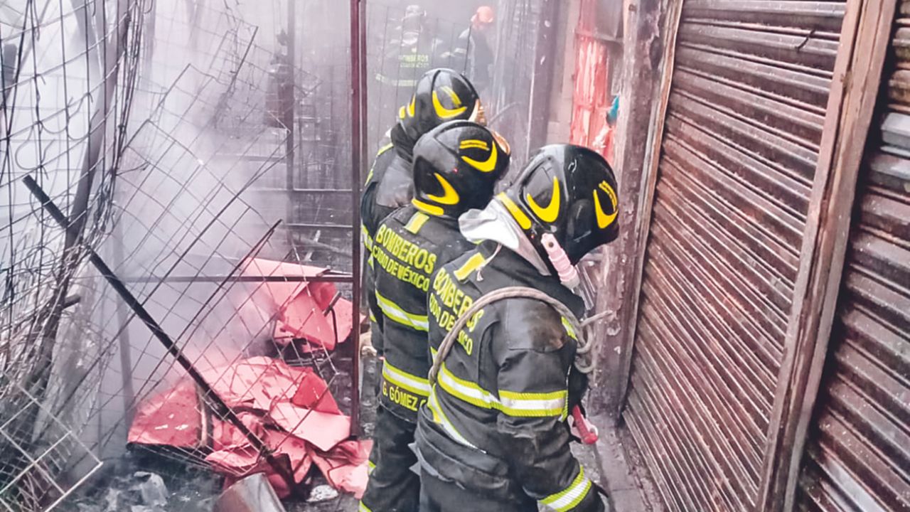 Causas. Bomberos de la Ciudad de México informaron que el fuego se produjo por un cortocircuito.