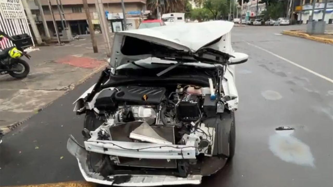 Auto se atora con cable del Trolebus, le destroza el cofre