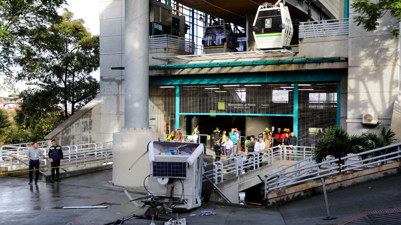 Un persona murió y nueve resultaron heridas tras la caída de una de las cabinas del teleférico de Medellín, Colombia, informó el alcalde, Federico Gutiérrez