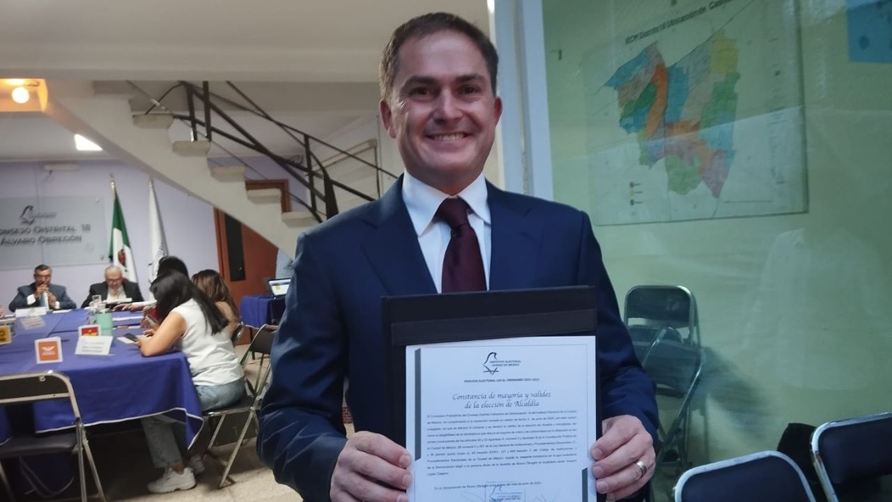 Javier López Casarín recibe constancia de su triunfo en Álvaro Obregón