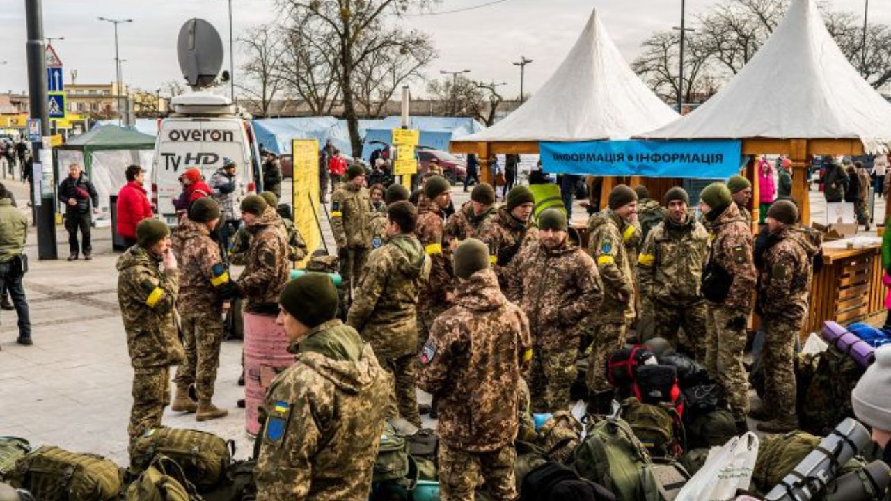 Ucrania obliga a sus ciudadanos a registrarse en las filas del ejército condicionando su tránsito fuera del país