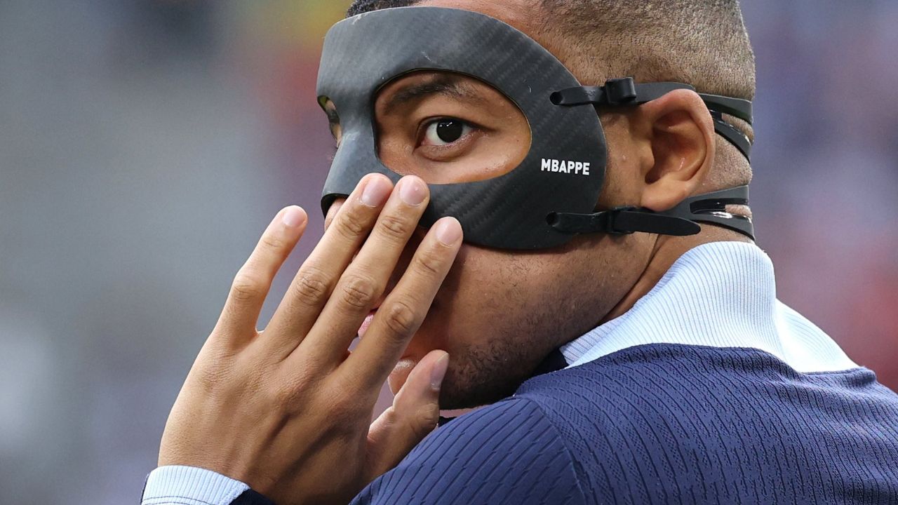 Kylian Mbappé anotó un gol y se quitó su máscara protectora a modo de celebración, su regreso para el juego ante Polonia de este martes parece un hecho