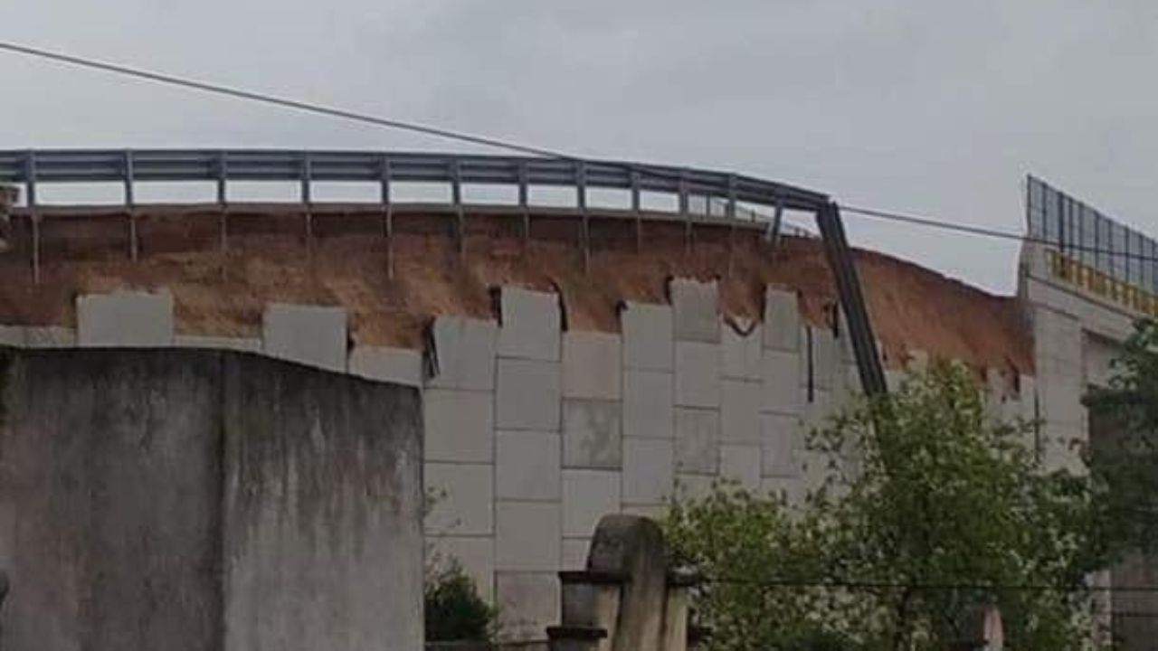 La mañana de este sábado 15 de junio se reportó la caída del tramo superior de un puente del Tren Maya ubicado en Maxcanú.