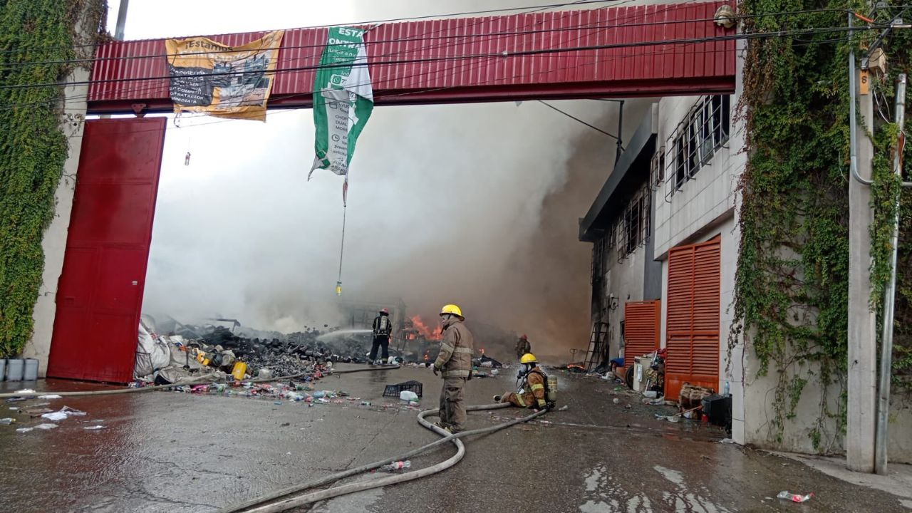 Fuerte incendio consume bodega de desechos en Jiutepec, Morelos