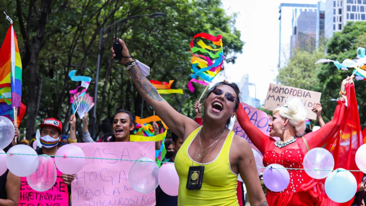 Ideas de carteles para la marcha LGBTTTIQ+ 2024