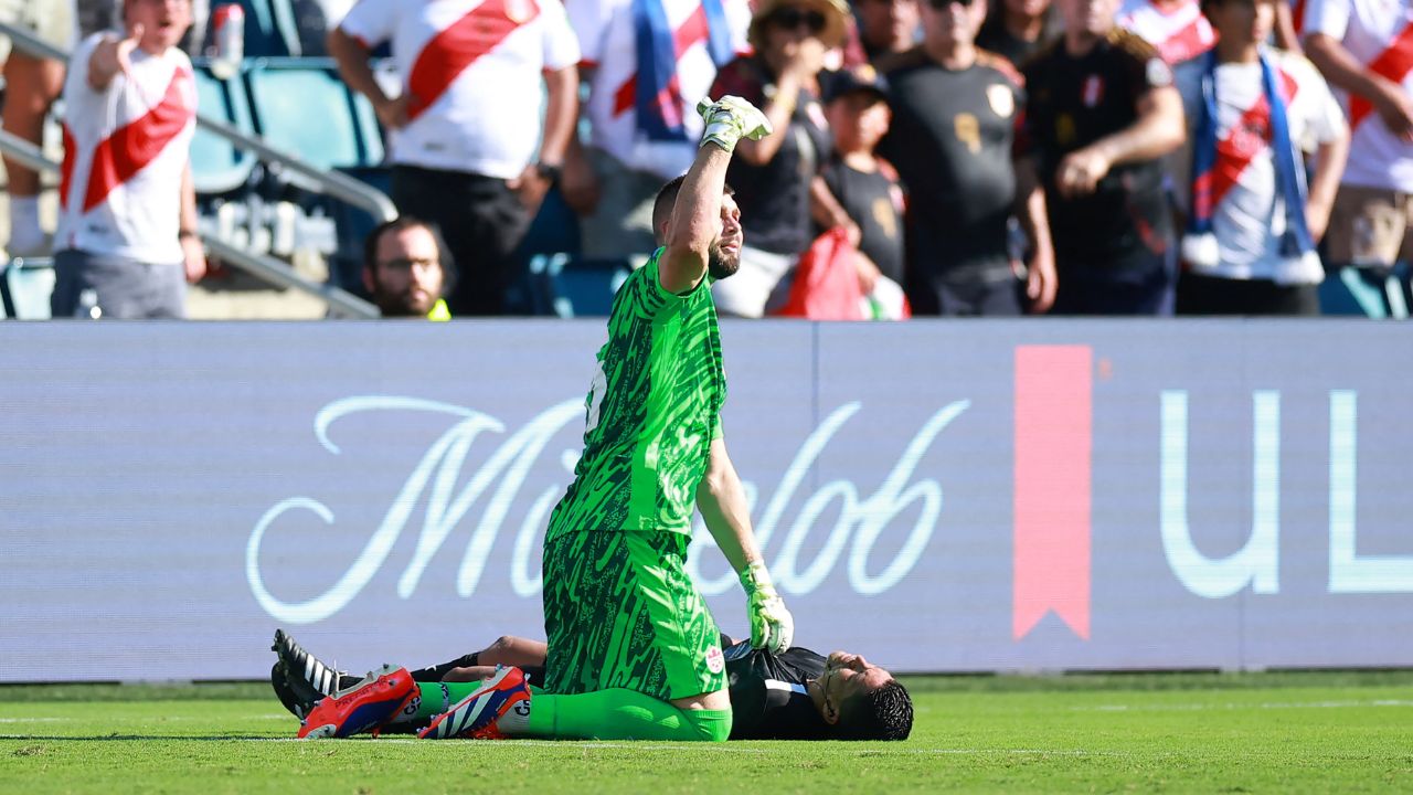 Se detiene partido entre Canadá y Perú en el Sporting Park de Kansas City tras desmayo de Humberto Panjoj