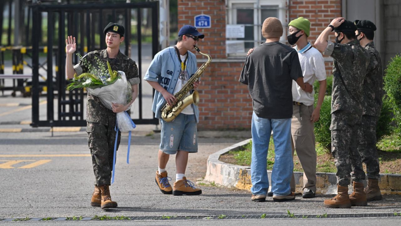 Jin, de la banda BTS, concluyó el servicio militar en Corea del Sur, siendo el primer integrante del grupo en completar el proceso.