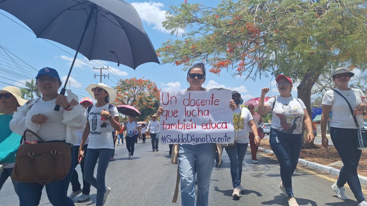 Decenas de maestros cierran Canek e Itzaes; exigen mejores condiciones laborales