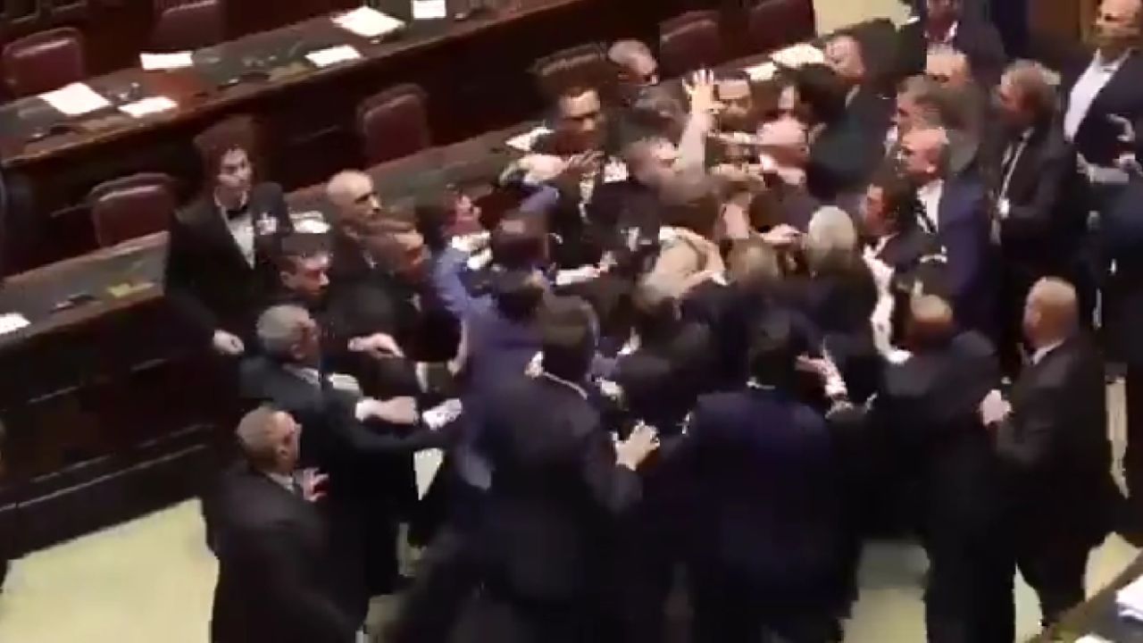 Diputados riñen en el Parlamento italiano en pleno dabte