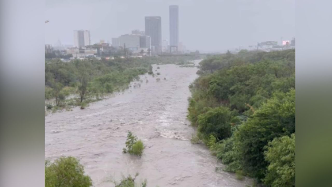 Río Santa Catarina se desborda en Monterrey por tormenta tropical Alberto