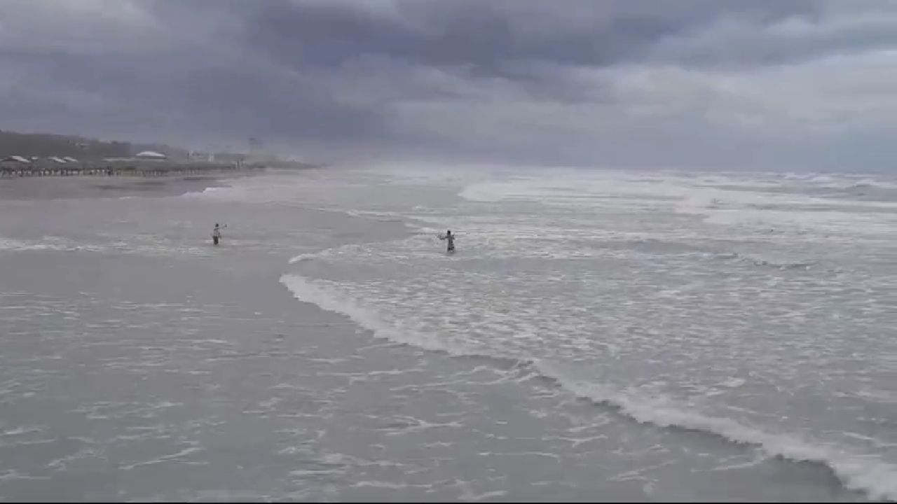 Con playa cerrada por alerta de la tormenta Alberto, sujeto se mete a nadar al mar