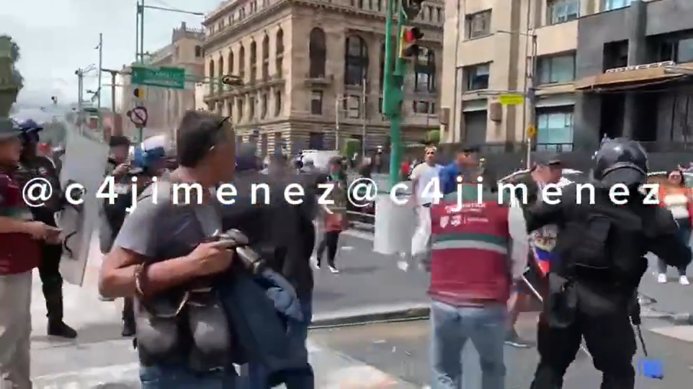 A través de un video capturado durante un enfrentamiento sobre Eje Central se observa cómo golpean con hielo en el rostro a funcionario.