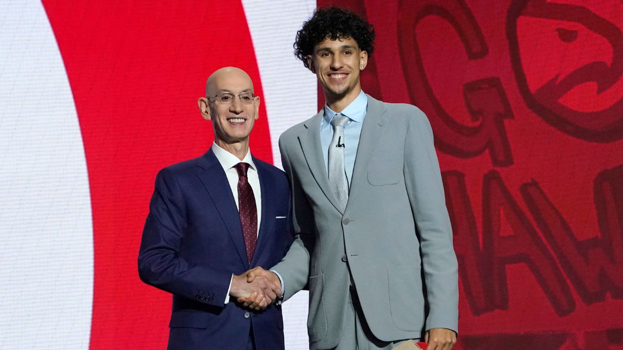 Adam Silver posa con el jugador de baloncesto francés Zaccharie Risacher durante la primera ronda de la 78.ª edición del draft anual de la NBA