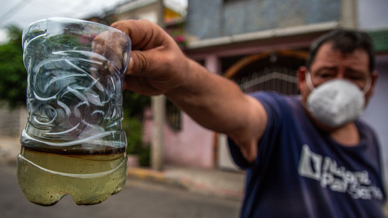 En la GAM realizar limpieza con agua contra incendios en las coladeras de la zona debido a la fuga de turbosina que se ha reportado por vecinos desde hace más de un mes.