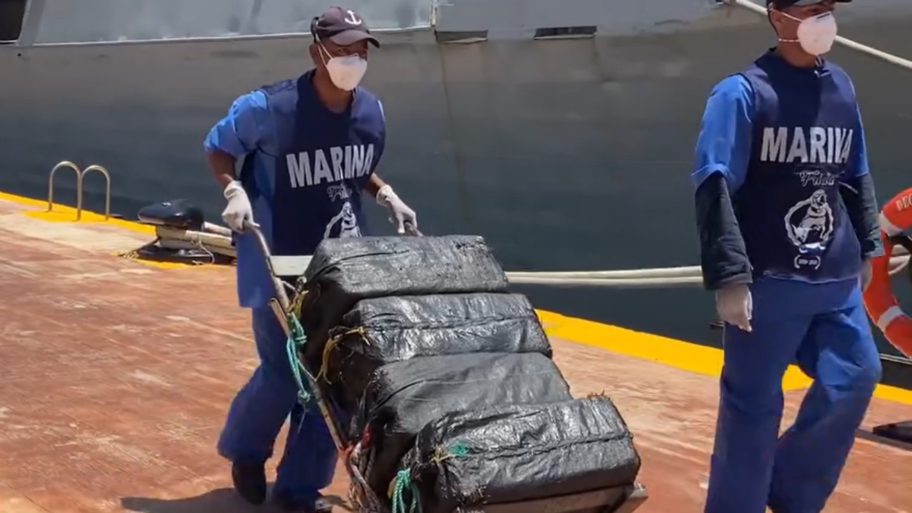 La Secretaría de Marina informó que personal naval aseguró 103 costales que contenían presuntamente cocaína, en el Puerto de Acapulco