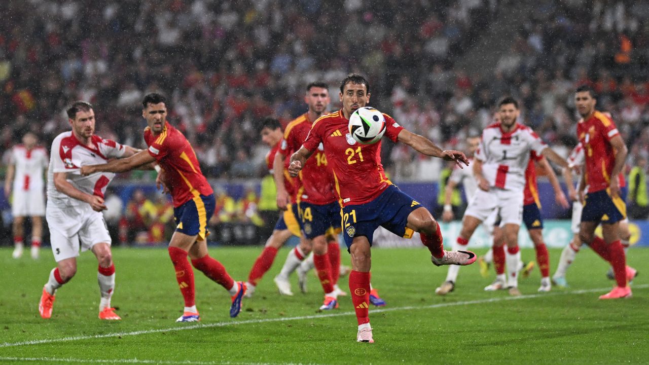 Los goles para la remontada ante Georgia se dieron a través de jugadores como Rodrigo Hernández, quien empató el encuentro al cierre de la primera mitad, tras el autogol de Robin Le Normand al inicio del partido. Fabián Ruiz, Nico Williams y Dani Olmo completaron la goleada de los ibéricos ante un cuadro georgiano que finalizó así su primer torneo mayor a nivel de selecciones.