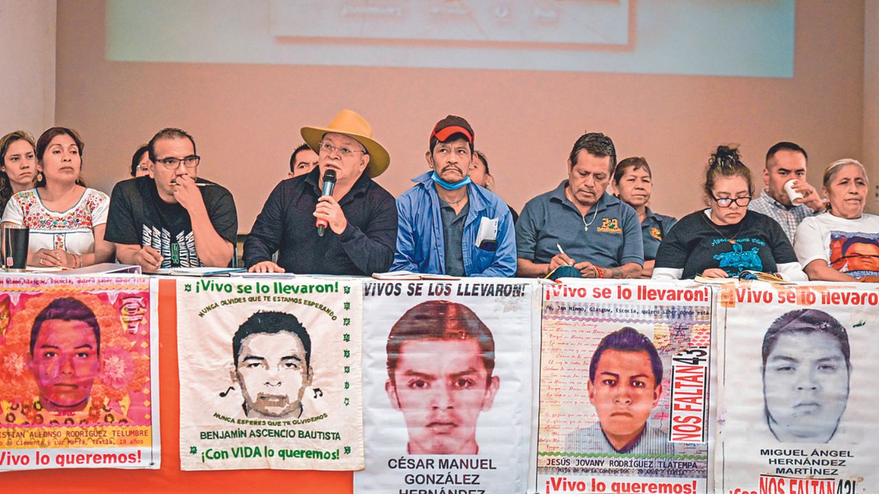 Conferencia. Familiares de los jóvenes normalistas y el abogado Vidulfo Rosales, presentaron 3 puntos claves en vísperas del nuevo informe que se emitirá el próximo 3 de julio.