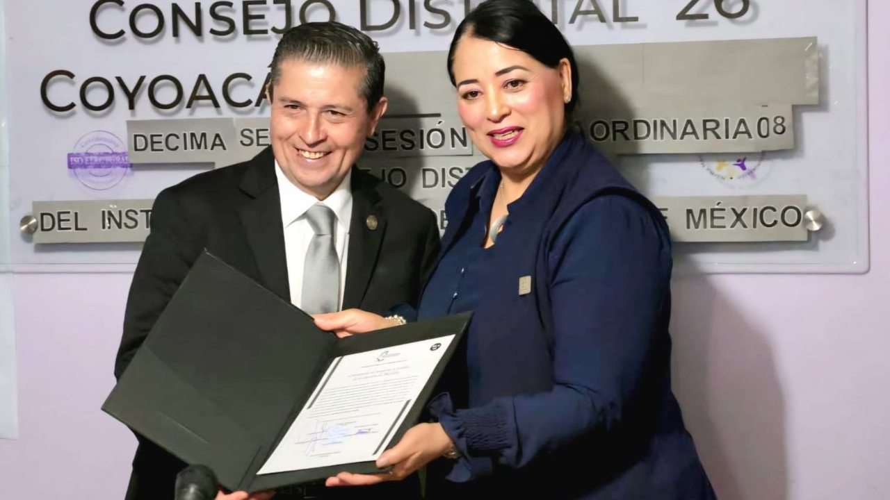 Con la promesa de trabajar sin colores partidistas, Giovani Gutiérrez recibió la constancia de mayoría que acredita su triunfo en Coyoacán.