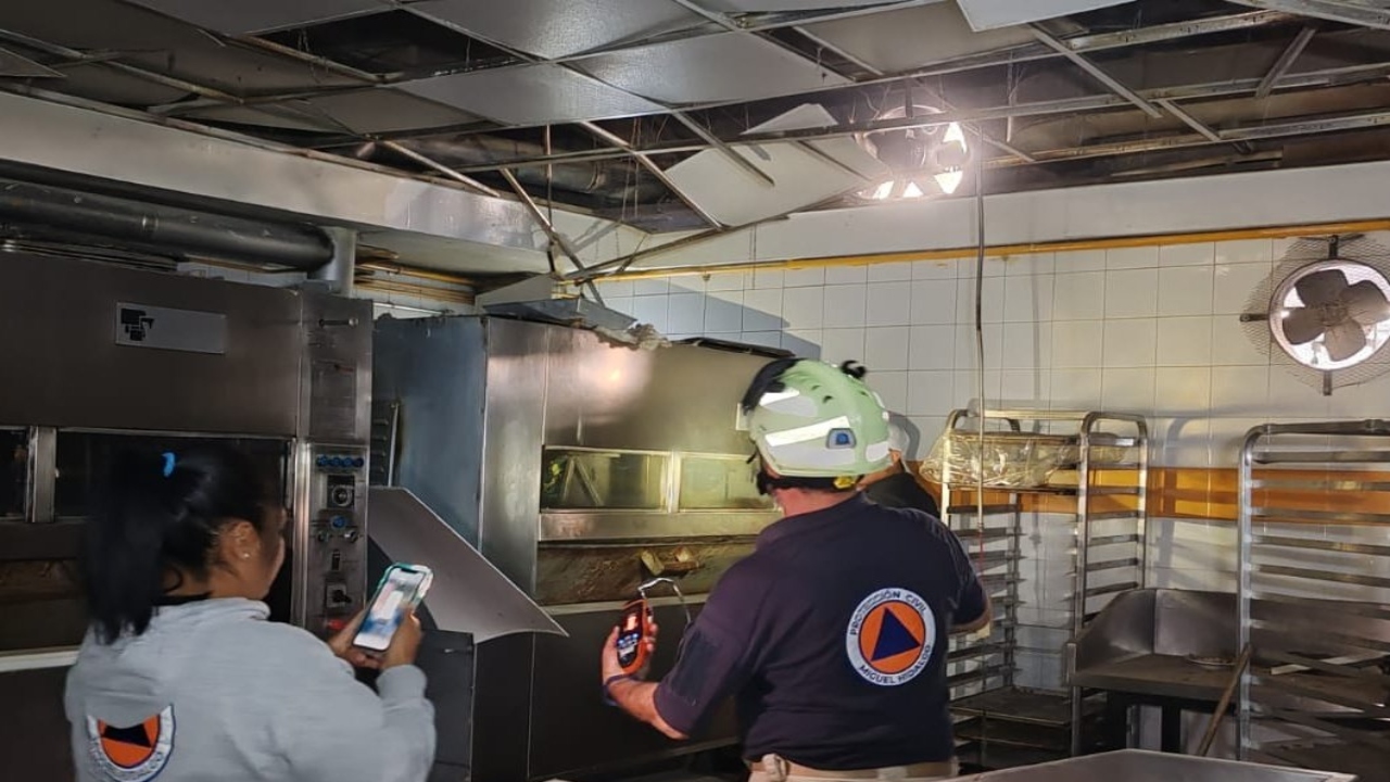 Foto: X@SGIRPC_CDMX/ Bomberos, Protección Civil y Cruz Roja acudieron a restaurante donde se registró la acumulación de gas