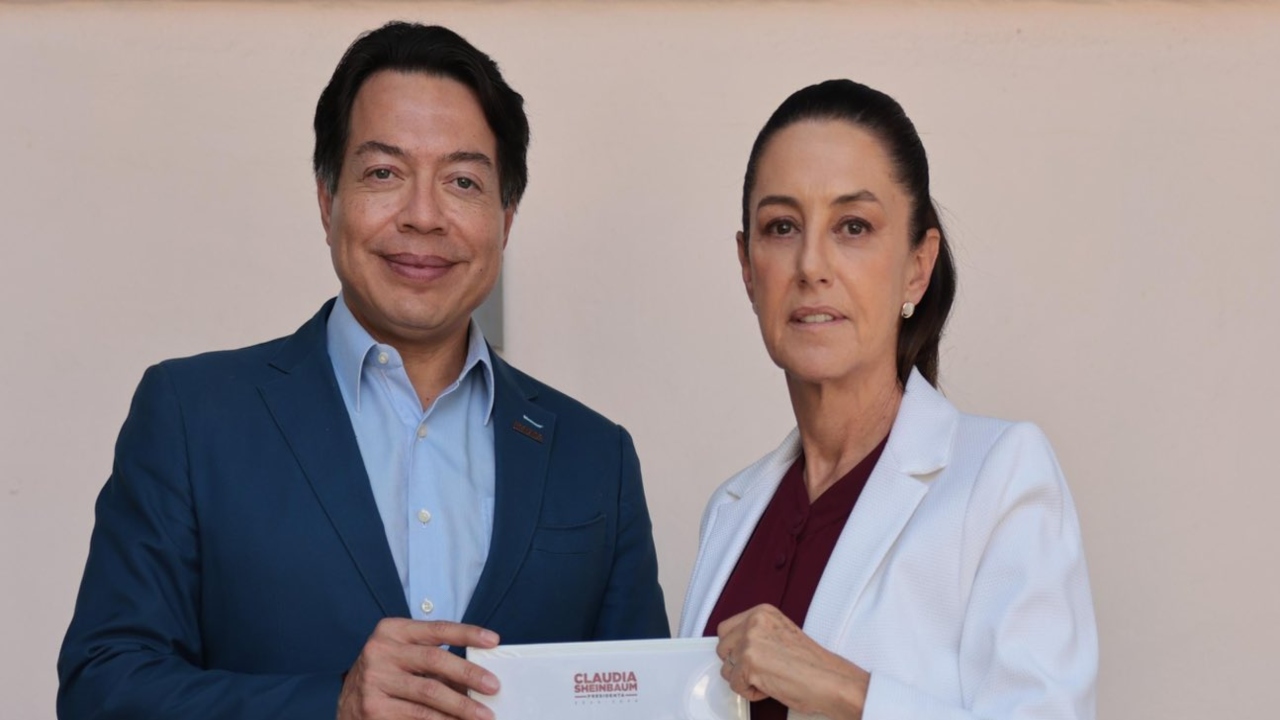 Foto: X@Claudiashein/ Mario Delgado entrega de los resultados de las encuestas nacionales sobre la reforma al Poder Judicial, a Claudia Sheinbaum