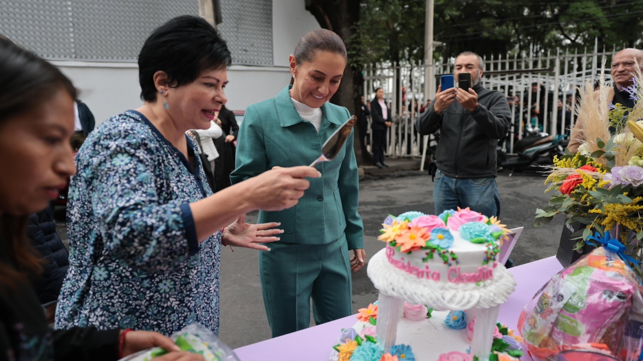 Foto: X@Claudiashein/En su celebración de cumpleaños 62