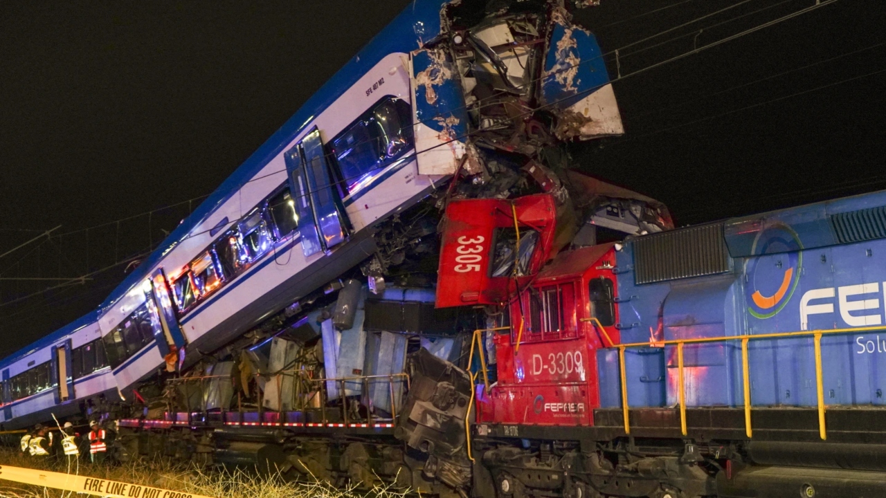 Foto: AP/ Alexandre Plaza/ Choque de tren de carga y tren de pasajeros en la comuna de San Bernardo