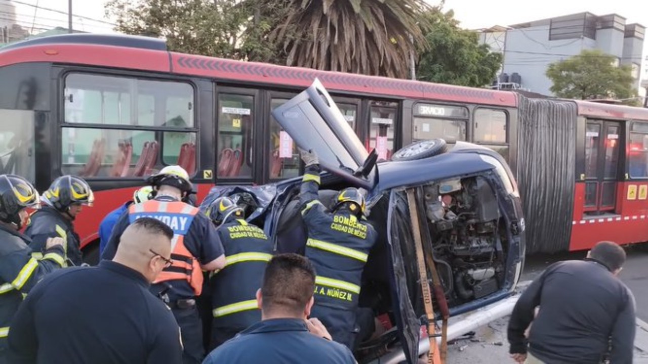 Dos personas muertas y dos lesionadas dejó un fuerte choque entre un automóvil particular y una unidad del Metrobús en Leyes de Reforma