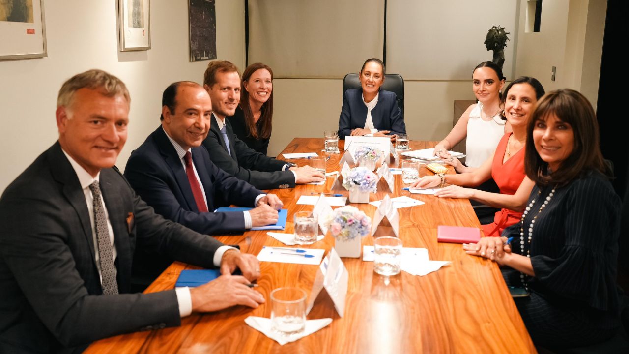 Economía. Claudia Sheinbaum se reunió con Kathryn McLay, presidenta y CEO de Walmart, ello para conocer el programa de inversiones en México de esta cadena de centros comerciales.