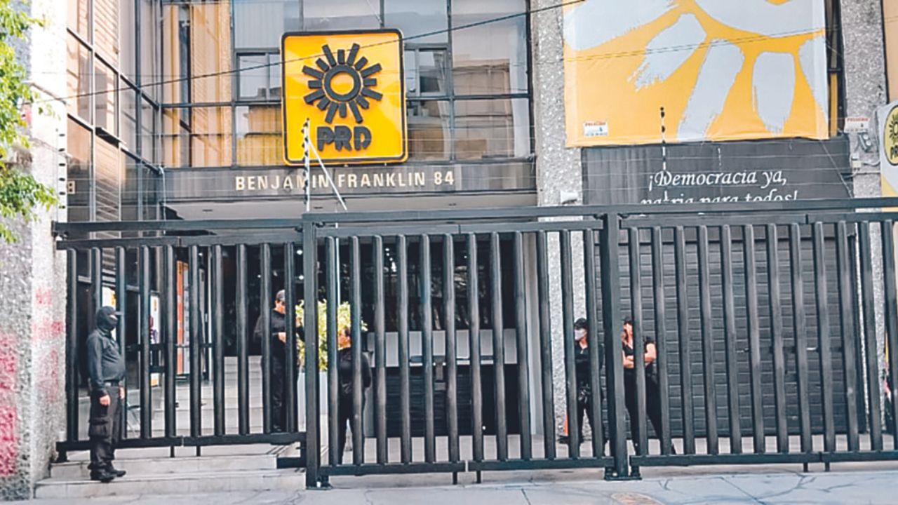 Protección. La sede nacional del PRD fue resguardada ayer por al menos siete personas vestidas de negro.