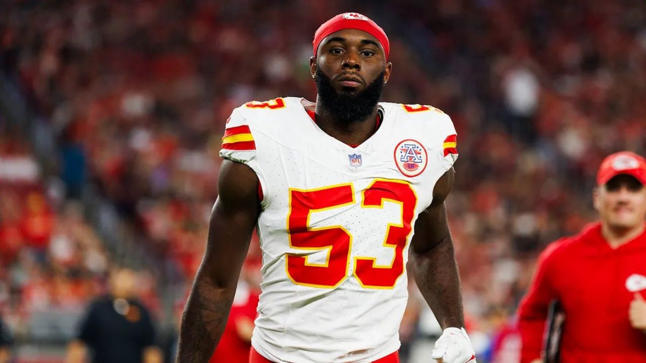 BREVES EMERGENCIA Jugador de los Jefes de Kansas City fue hospitalizado por un paro cardíaco El estadounidense B.J. Thompson, ala defensiva de los Kansas City Chiefs, fue hospitalizado ayer tras sufrir un ataque cardíaco durante una reunión de los campeones de la liga de football americano (NFL), informaron medios de prensa locales. Thompson, de 25 años, se encuentra en estado estable, de acuerdo con reportes de ESPN y la cadena NFL Network. El jugador sufrió la emergencia médica durante una reunión de los equipos especiales de los Chiefs y, tras ser atendido en un primer momento por el personal del equipo, fue trasladado en ambulancia al centro hospitalario. AFP FRANCIA Quinta etapa del Dauphiné empañda por una caída masiva El final de la quinta etapa del Criterium del Dauphiné fue neutralizado tras una caída masiva en la que se vieron implicados varios ciclistas importantes, entre ellos el maillot amarillo Remco Evenepoel y Primoz Roglic, ayer a una veintena de kilómetros de la meta en Saint-Priest. De esta forma, los corredores llegaron agrupados y no hay ni vencedor ni se recogen tiempos en esta etapa, anunció la organización. Evenepoel y Roglic, que regresaban en esta carrera tras su grave caída a principios de abril en la Vuelta al País Vasco, se levantaron sin daños graves aparentes, al contrario que dos ciclistas neerlandeses del equipo Visma-Lease a bike, Dylan van Baarle y Steven Kruijswijk, que tuvieron que abandonar la competencia. AFP Lozano aumenta a legión azteca en MLS Con la llegada que tendrá el mexicano Hirving Lozano a la MLS, tras anunciarse su fichaje con el San Diego FC a partir de 2025, el futbolista tricolor se suma a una lista que ya cuenta con otros diez elementos que actualmente radican en la liga estelar de futbol en Estados Unidos. A los nombres reconocidos como Alan Pulido o Héctor Herrera, Hirving será el tercer jugador mexicano catalogado con la insignia de jugador franquicia, al ser el primer fichaje de alto rango en la historia del naciente equipo que comenzará a competir el año entrante. /24Horas