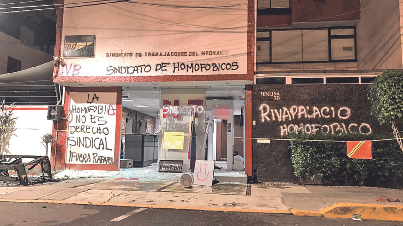 Destrozos. Así quedó la sede del Sindicato del Infonavit tras la protesta por la destrucción de la bandera de la diversidad colocada en el instituto.