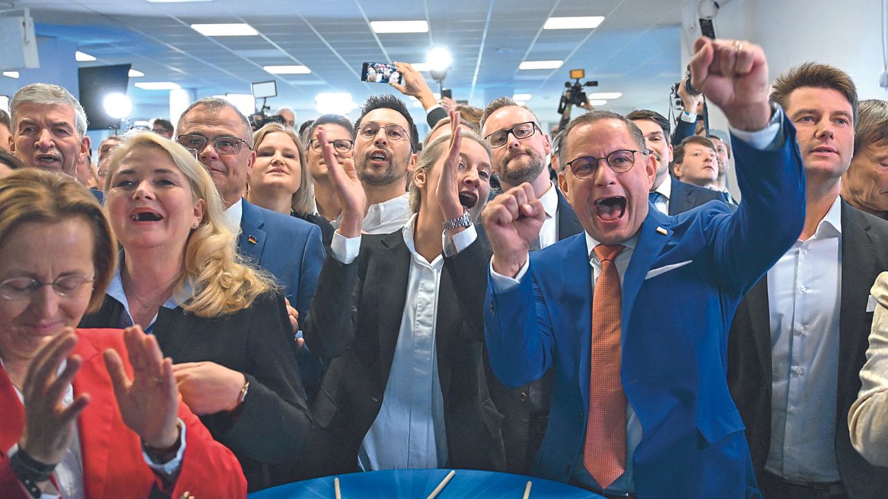 REVÉS HISTÓRICO: Los líderes del partido de extrema derecha alemán, AfD, celebran el triunfo virtual.