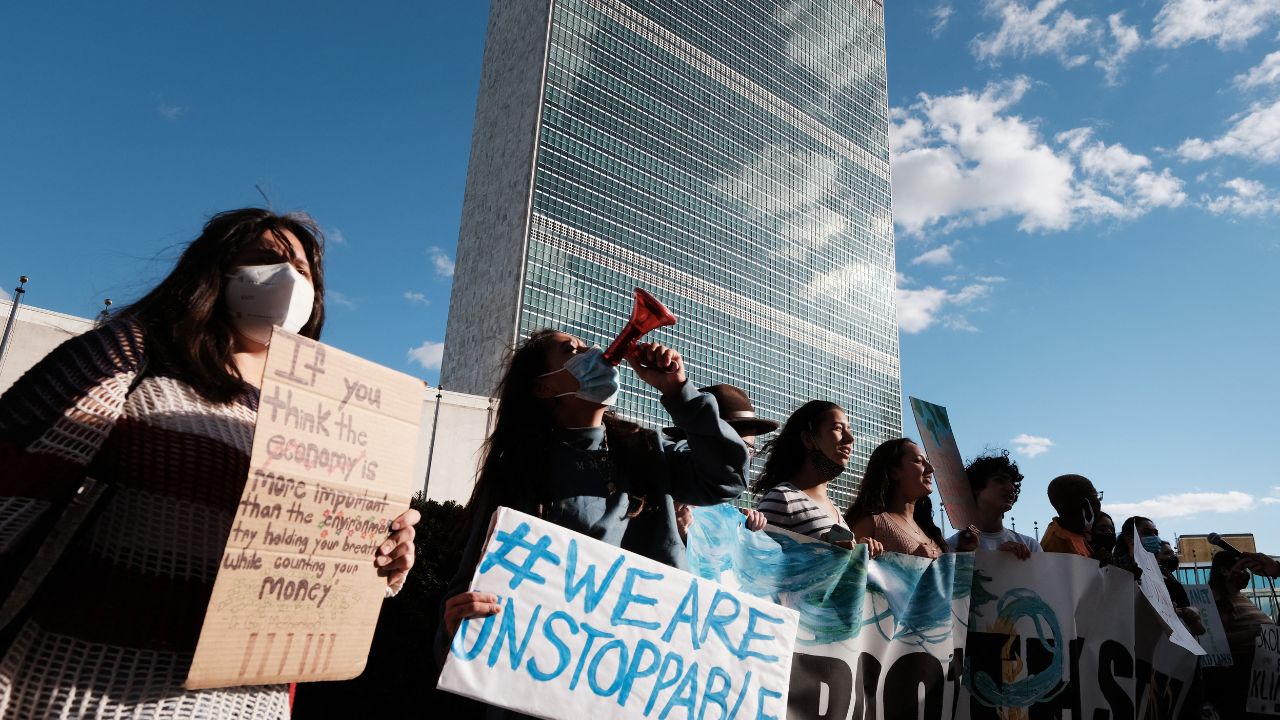 LLAMADO A LA ACCIÓN. La humanidad tiene la capacidad de ser tanto la causa como la solución de la crisis climática global. Es imperativo que los gobiernos en todo el mundo sigan el camino de la sostenibilidad y la preservación del medio ambiente.