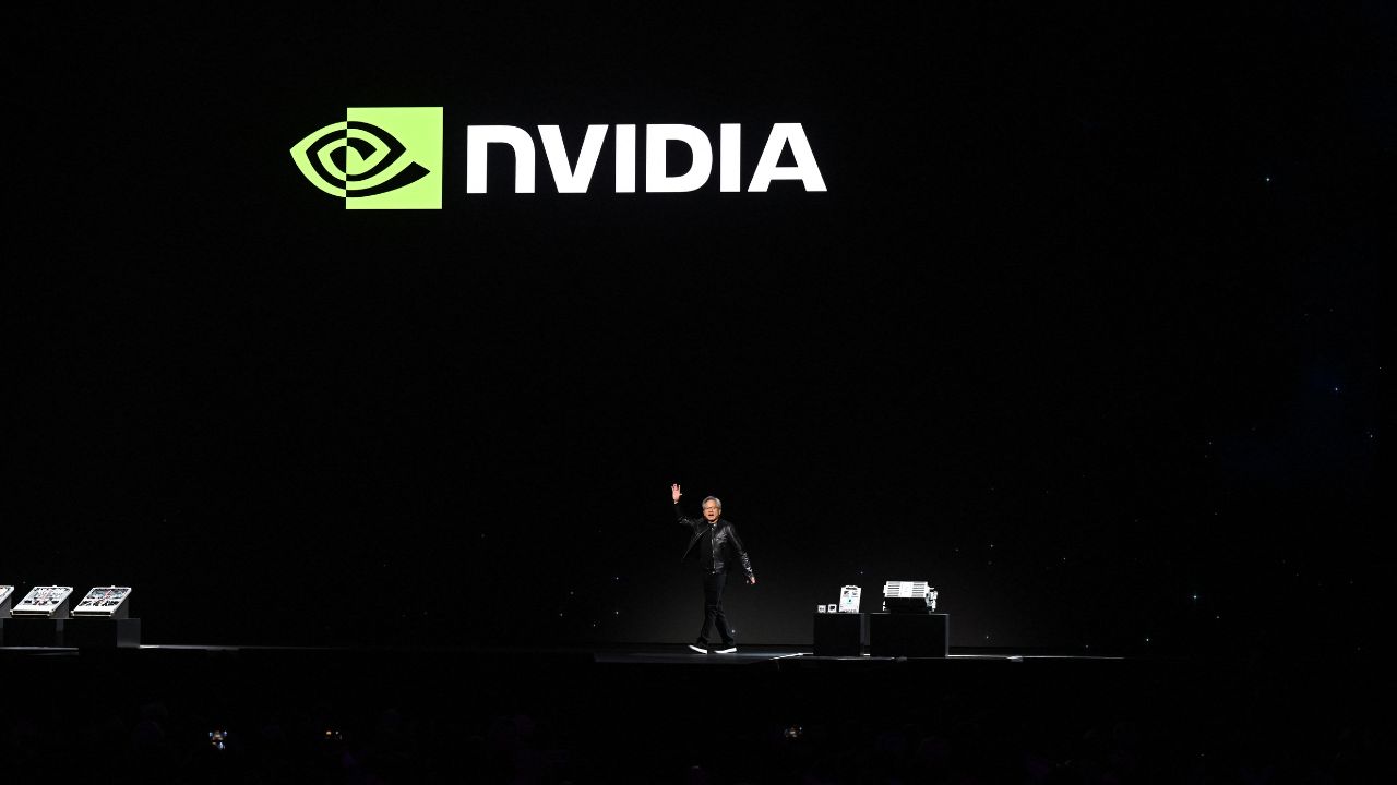 El gigante estadounidense de los semiconductores Nvidia se convirtió ayer en la tercera empresa en cruzar, brevemente, la cota de los 3 billones de dólares de capitalización bursátil