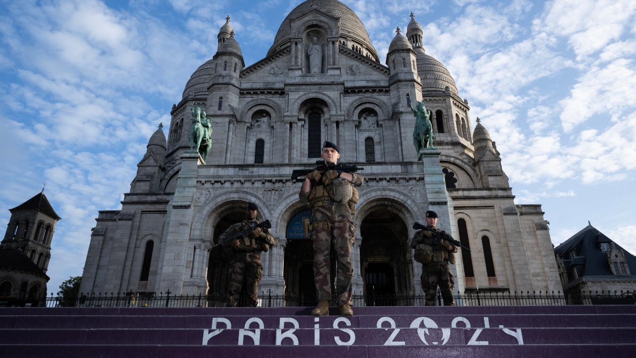 Un campamente militar de grandes dimensiones, se está construyendo contra reloj en el este de la capital de París.