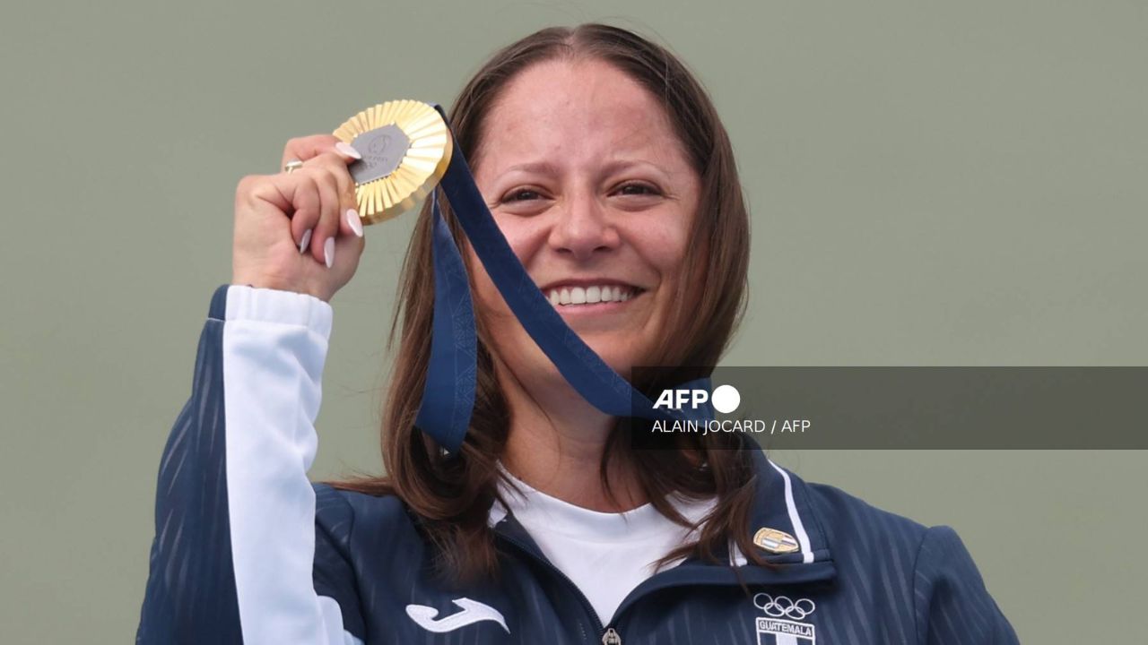 La medallista de oro guatemalteca Adriana Ruano Oliva posa en el podio de la final femenina de tiro al plato durante los Juegos Olímpicos de París 2024