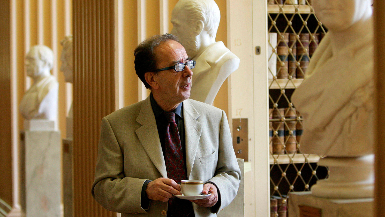 Un retrato de Ismaíl Kadaré hecho para The Booker Prizes.