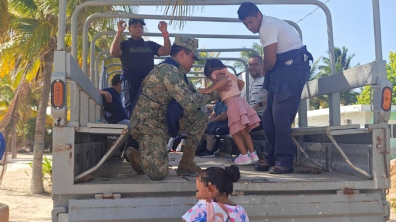 SEMAR evacúa personas por huracán Beryl