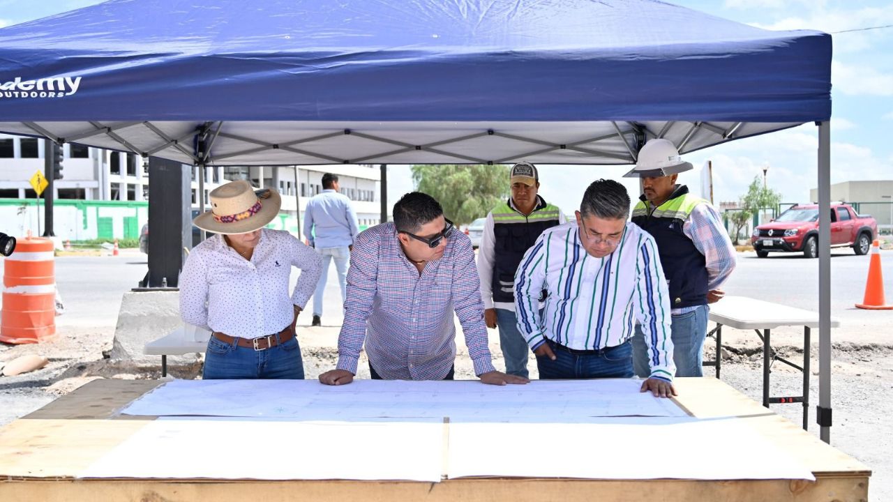 Ricardo Gallardo supervisa obras del puente en Coronel Romero, en la capital potosina