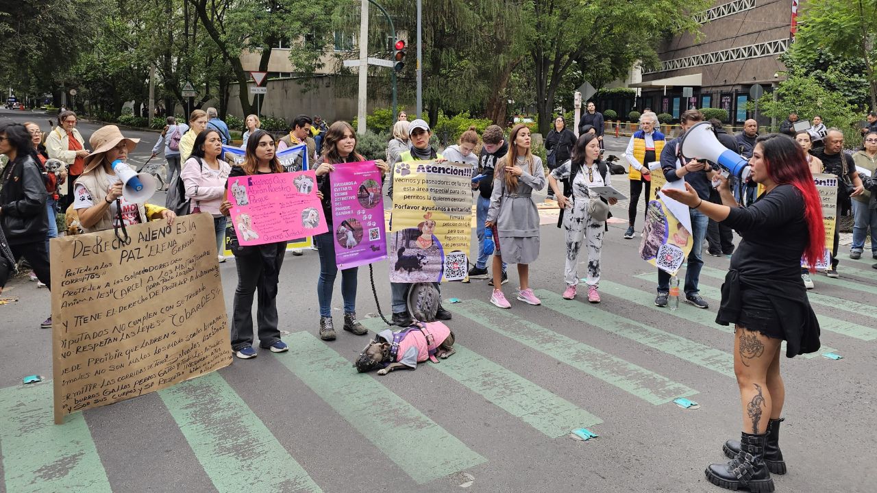 Vecinos bloquean vialidad por cierre de parque canino