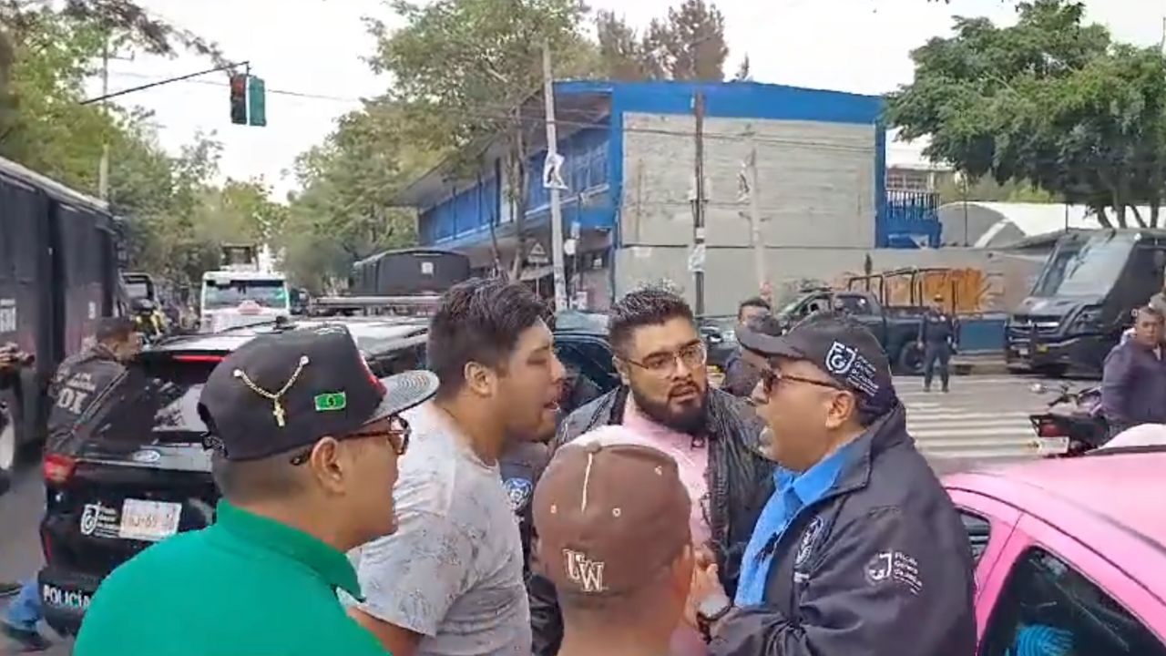 Se enfrentan policías y civiles por desalojo de predio en Azcapotzalco