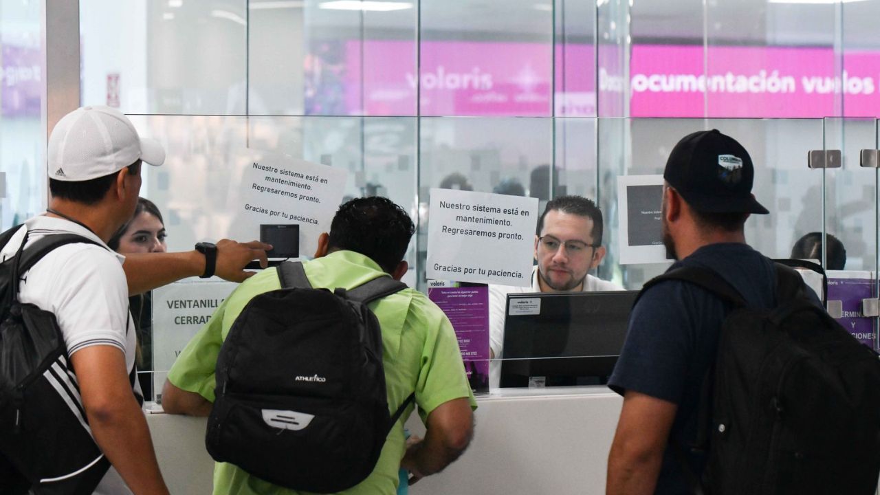 Reportan tres grupos aeroportuarios 75 cancelaciones y 582 demoras por fallas de Microsoft