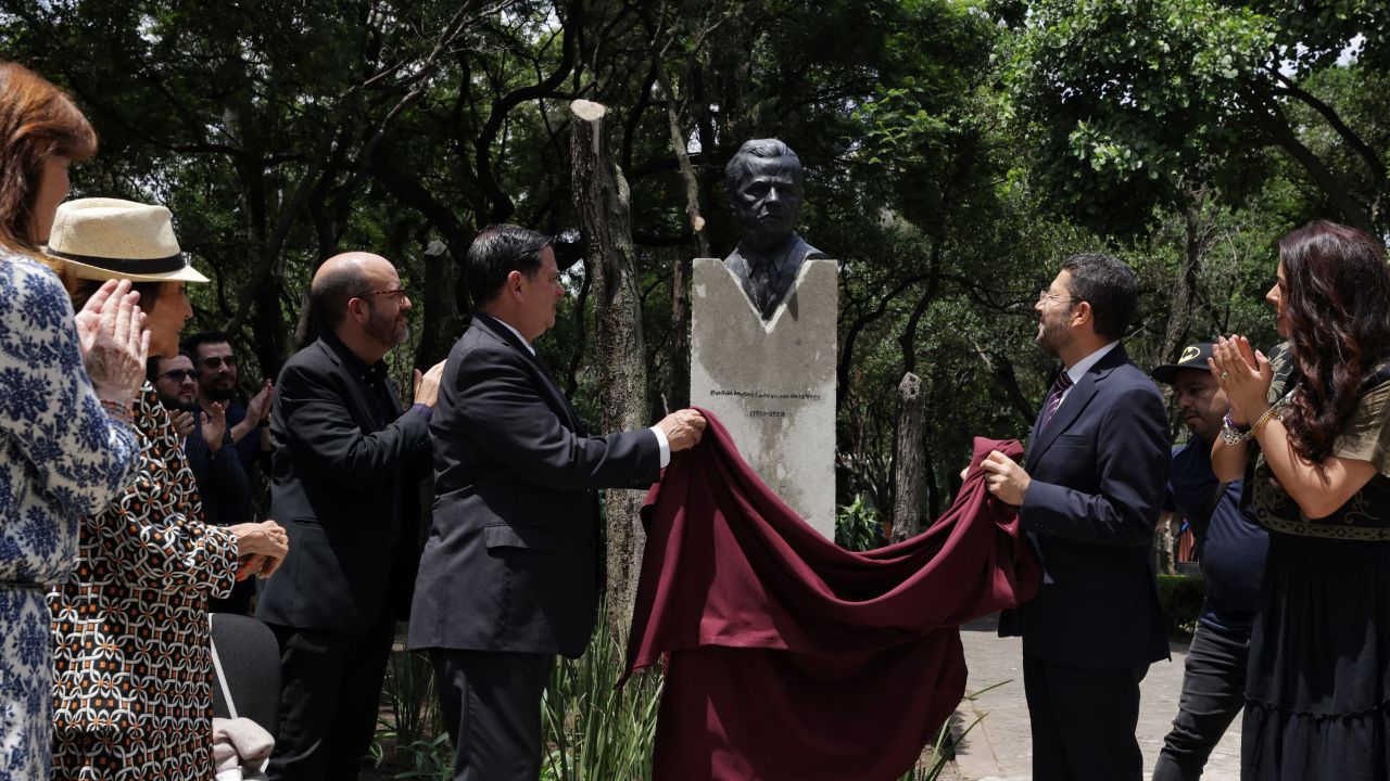 Develan busto en homenaje a Porfirio Muñoz Ledo