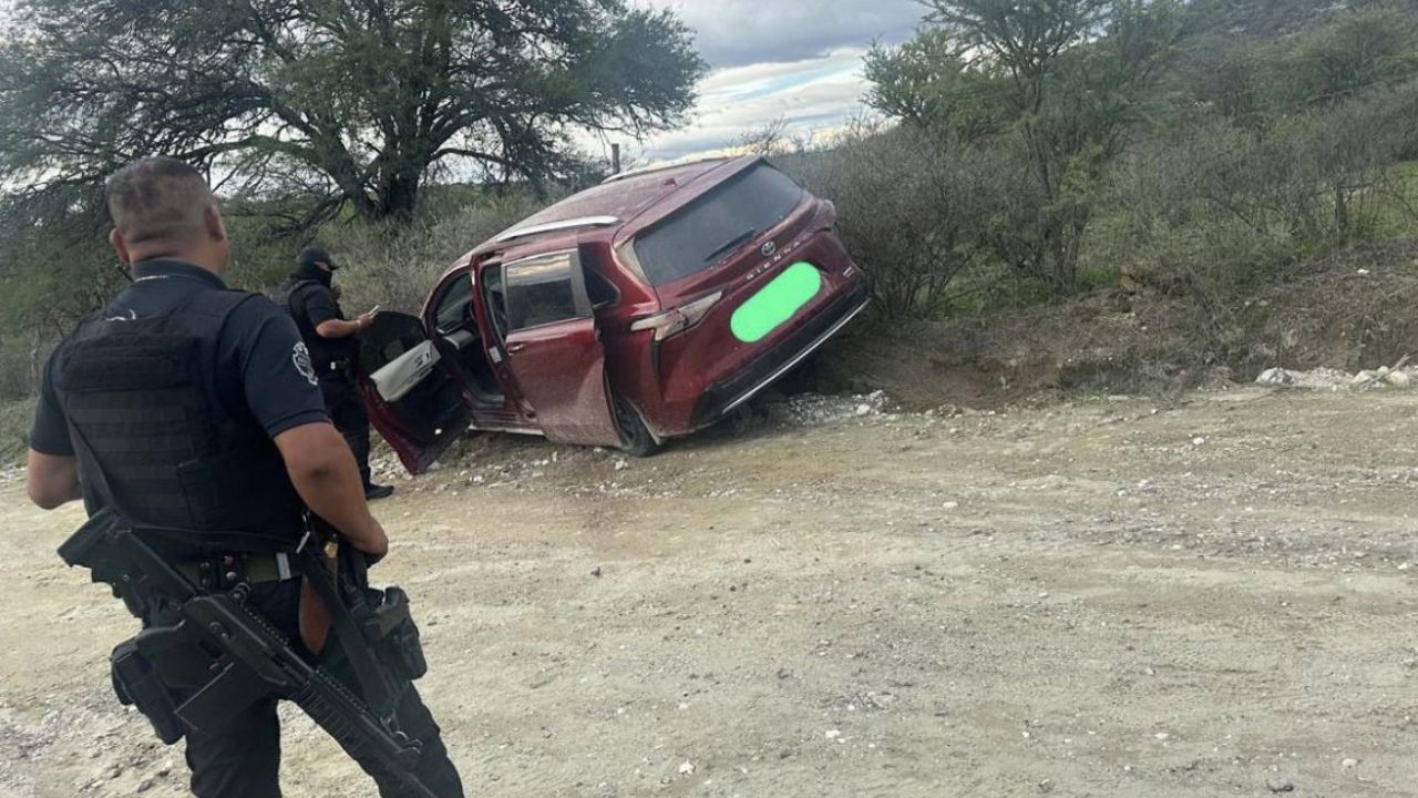 Halan camioneta con armas y droga abandonada en Jalisco