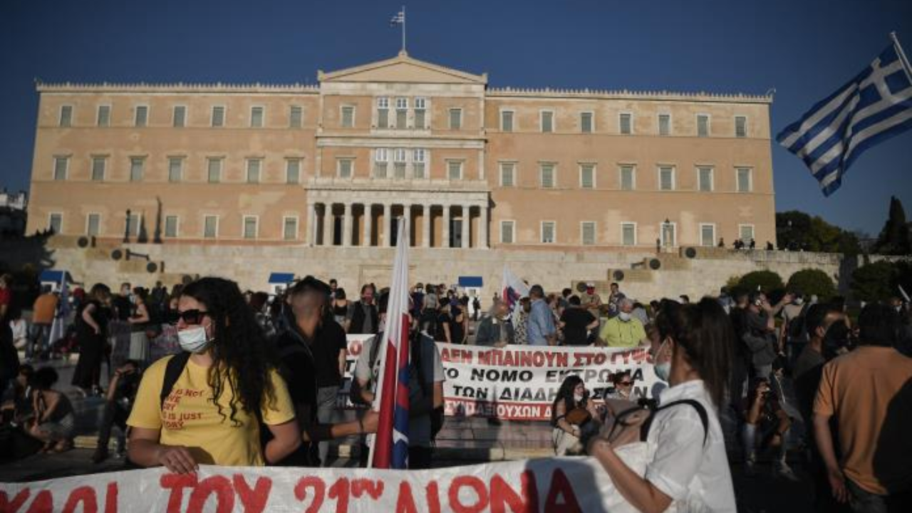 Grecia desata controversia en Europa por ampliar jornada laboral