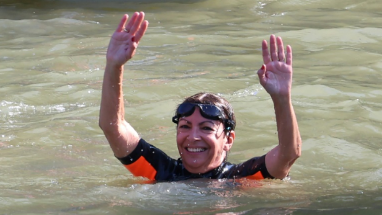 Anne Hidalgo, alcaldesa de París, nadó en las aguas del Sena como un acto de demostración de que el río se encuentra listo para los JJOO