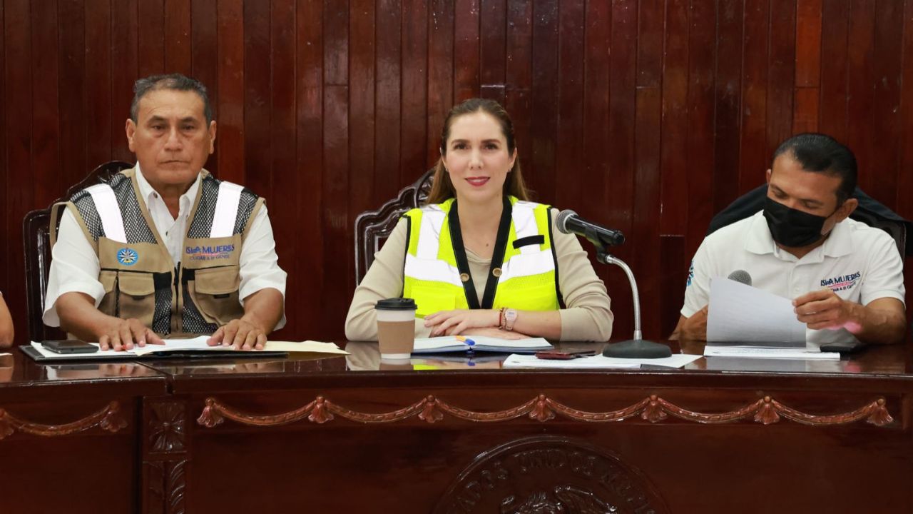 Todas las áreas operativas del Ayuntamiento de Isla Mujeres trabajan de manera coordinada, para estar preparados ante cualquier eventualidad meteorológica.